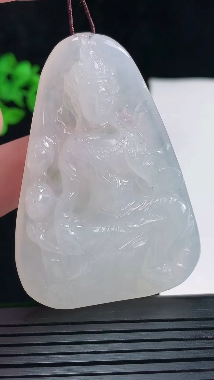 天然A货翡翠度母菩萨吊坠，尺寸61.5-43.5-9重量:44.70g
5月27日