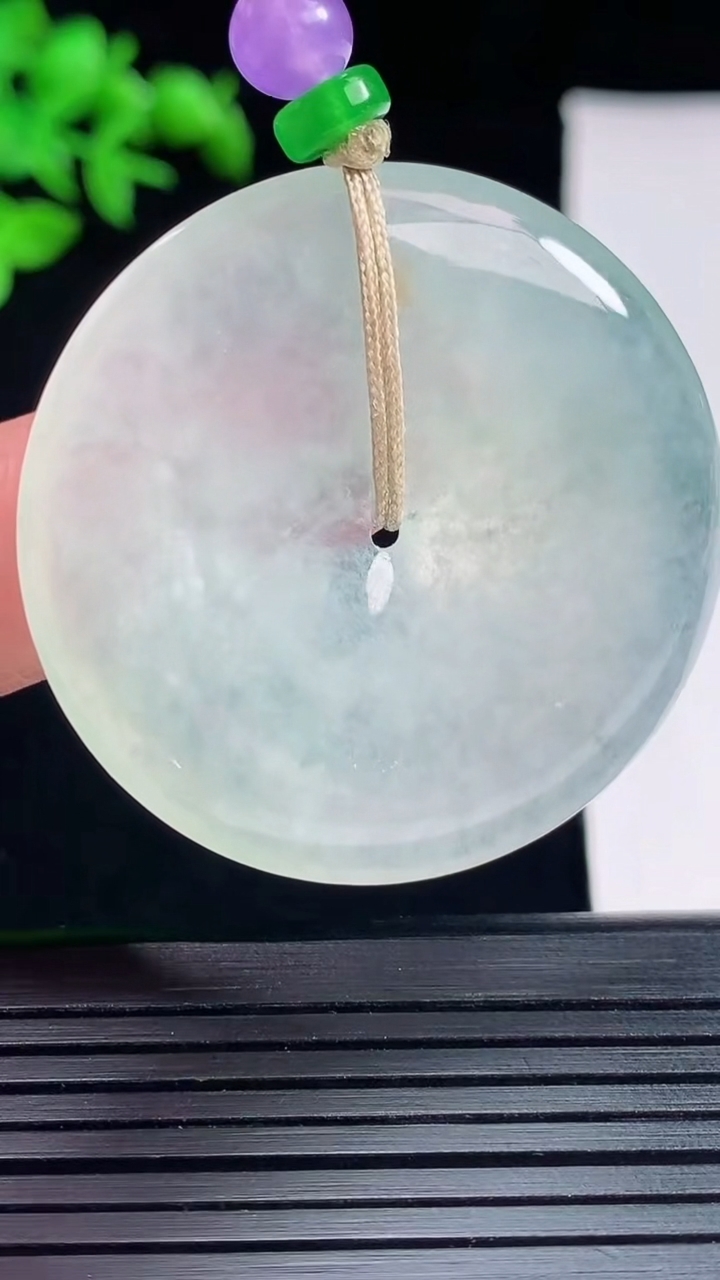 天然A货翡翠平安扣吊坠，尺寸39-5.2重量:18.18g
5月27日