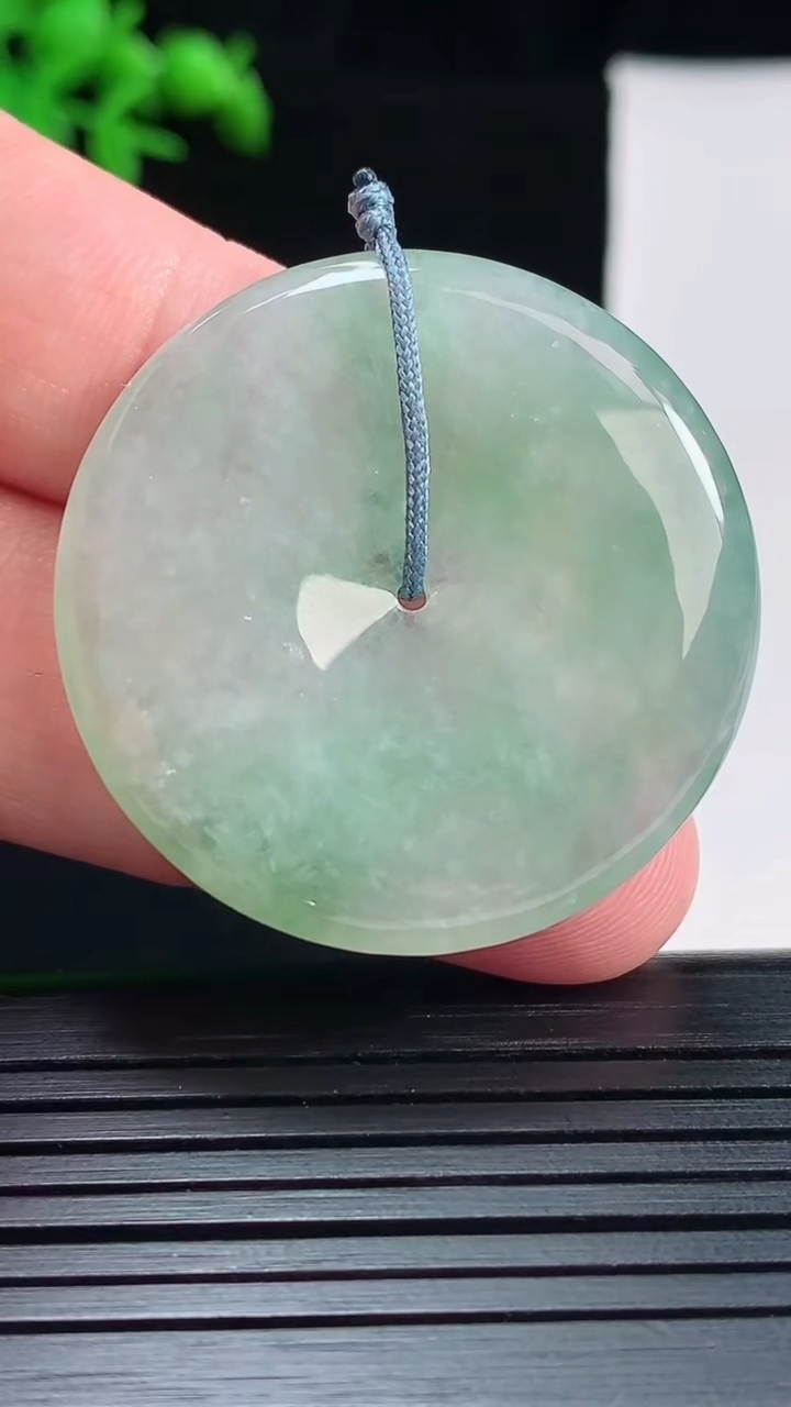 天然A货翡翠平安扣吊坠，尺寸36-5重量:14.66g
5月27日