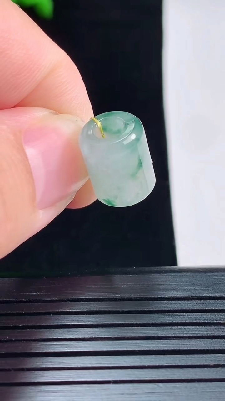 天然A货翡翠飘花路路通吊坠，尺寸13-10重量:2.86g
5月27日
