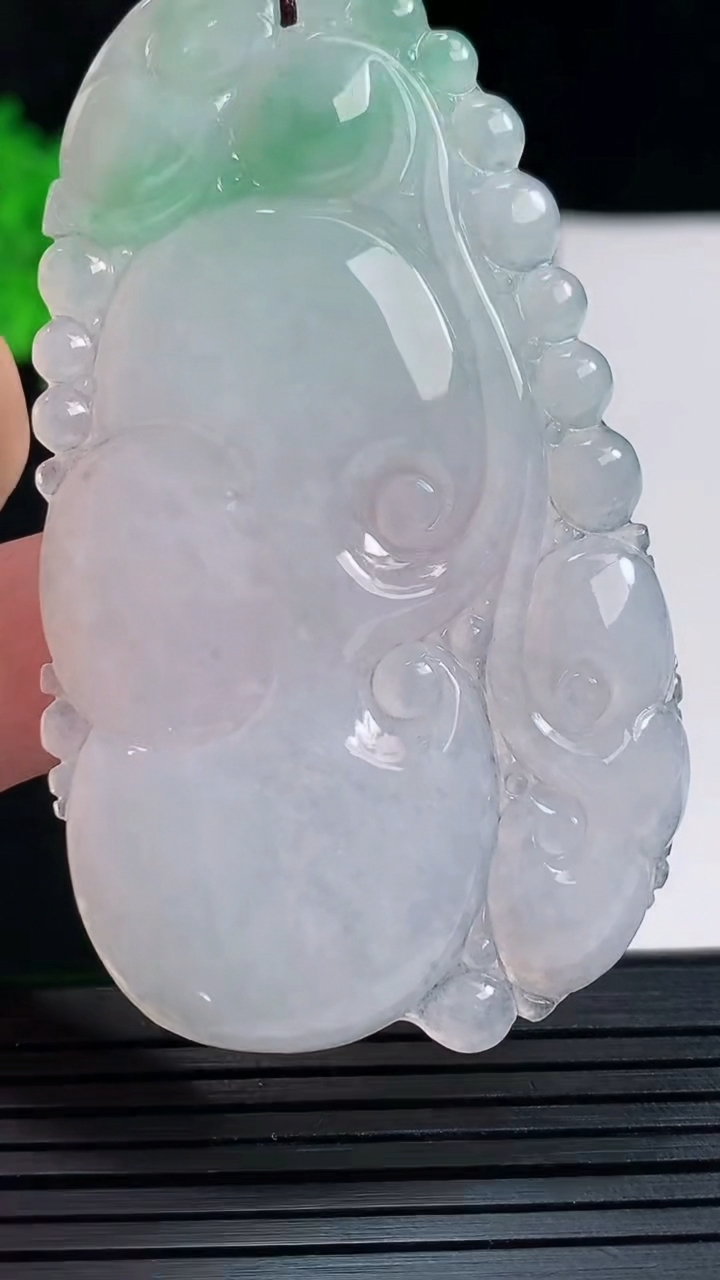 天然A货翡翠如意吊坠，尺寸66-38-4.2重量:21.32g
5月27日