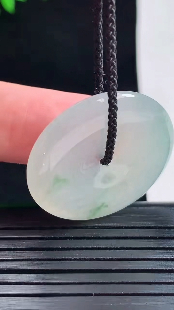 天然A货翡翠冰种飘花平安扣吊坠，尺寸30-4.5重量:8.66g
5月27日