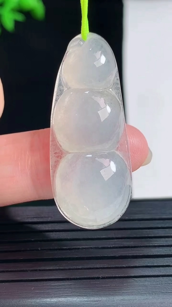 天然A货翡翠福豆吊坠，尺寸39-16-5.5重量:5.68g
5月27日