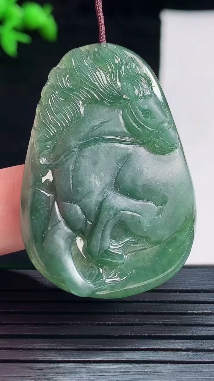 天然A货翡翠生肖马吊坠，尺寸42-29.6-5.5重量:12.39g
5月27日