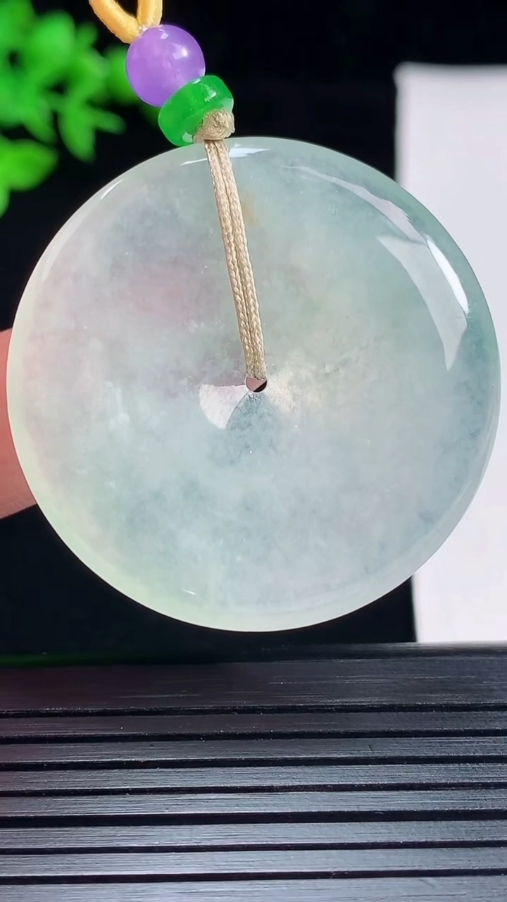 天然A货翡翠平安扣吊坠，尺寸39-5.2重量:18.18g
5月27日