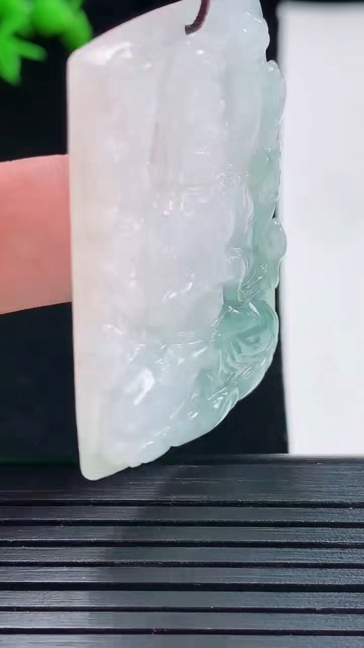 天然A货翡翠飘花千手观音菩萨吊坠，尺寸44-30-5.5重量:15.83g
5月27日