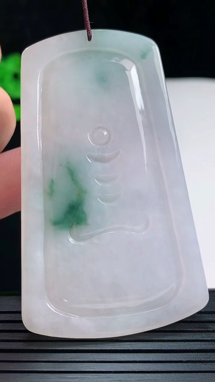 天然A货翡翠飘花大势至菩萨吊坠，尺寸68-41-5重量:31.49g
5月27日