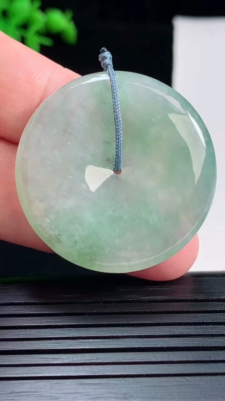 天然A货翡翠平安扣吊坠，尺寸36-5重量:14.66g
5月27日