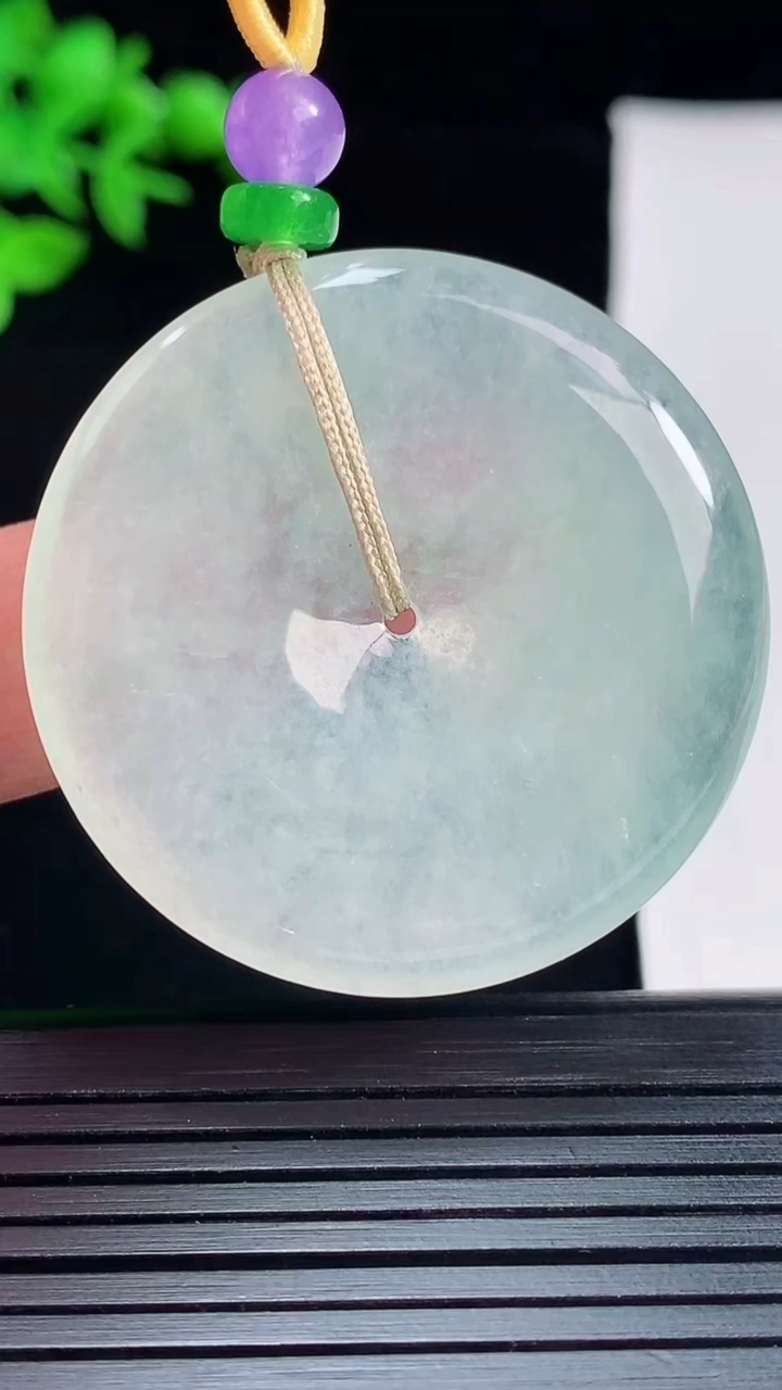 天然A货翡翠平安扣吊坠，尺寸39-5.2重量:18.18g
5月27日