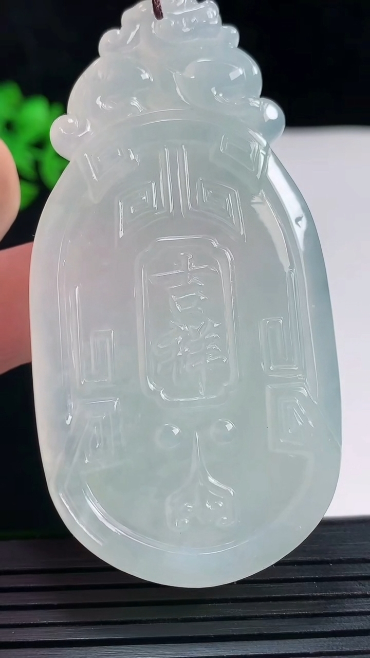 天然A货翡翠吉祥如意仿古无事牌吊坠，尺寸70.2-36-6.5重量:34.92g
5月27日