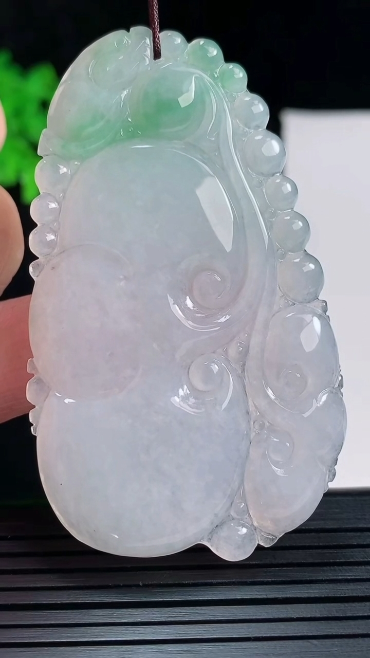 天然A货翡翠如意吊坠，尺寸66-38-4.2重量:21.32g
5月27日