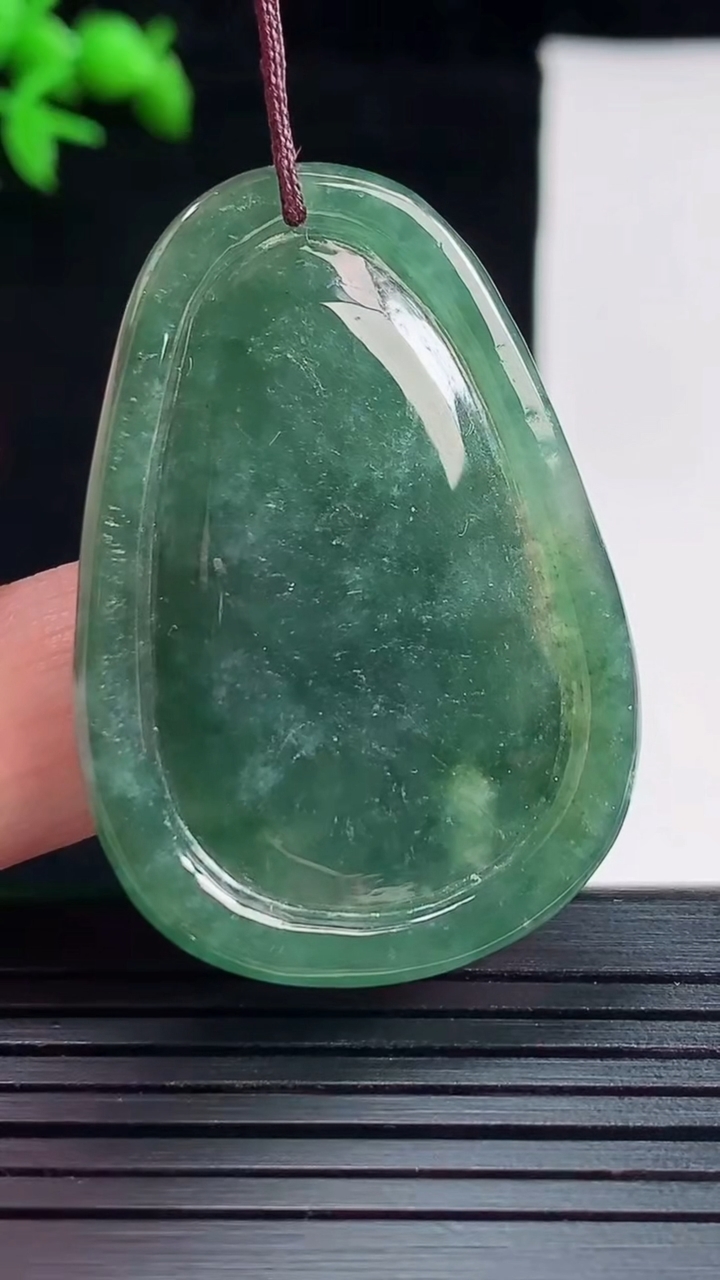 天然A货翡翠生肖马吊坠，尺寸42-29.6-5.5重量:12.39g
5月27日