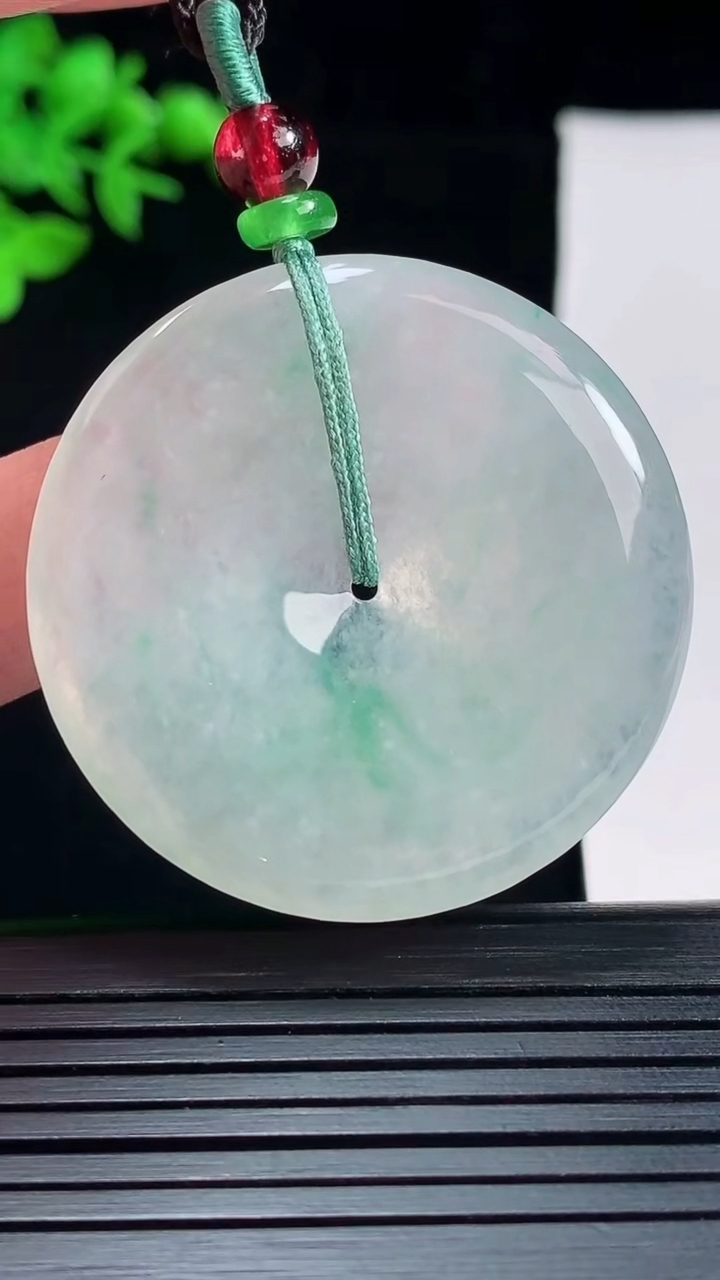 天然A货翡翠平安扣吊坠，尺寸40-5重量:18.24g
5月27日