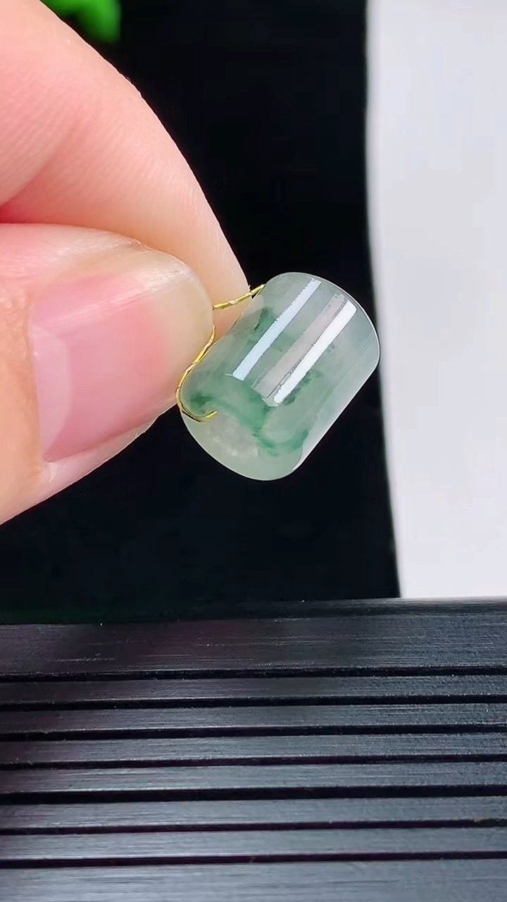 天然A货翡翠飘花路路通吊坠，尺寸13-10重量:2.86g
5月27日