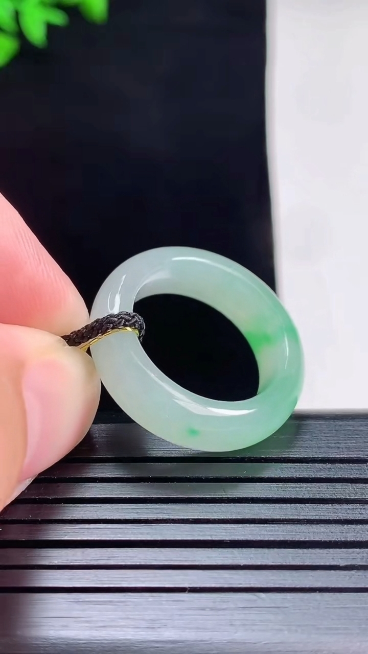 天然A货翡翠玉指环 戒指，尺寸17.8-6.5-4重量:5.10g2026年5月27日
工厂直销收藏佳品,种好水足，色泽均匀，有种有色，上手高大气！