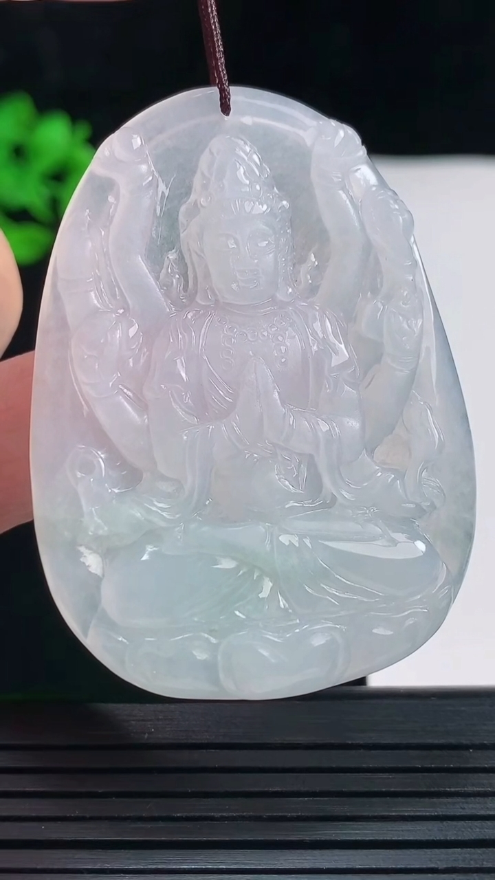 天然A货翡翠千手观音菩萨吊坠，尺寸53-39-4重量:16.54g
5月27日