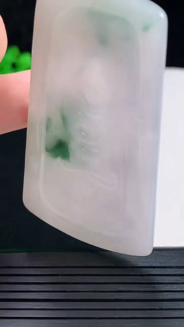 天然A货翡翠飘花大势至菩萨吊坠，尺寸68-41-5重量:31.49g
5月27日