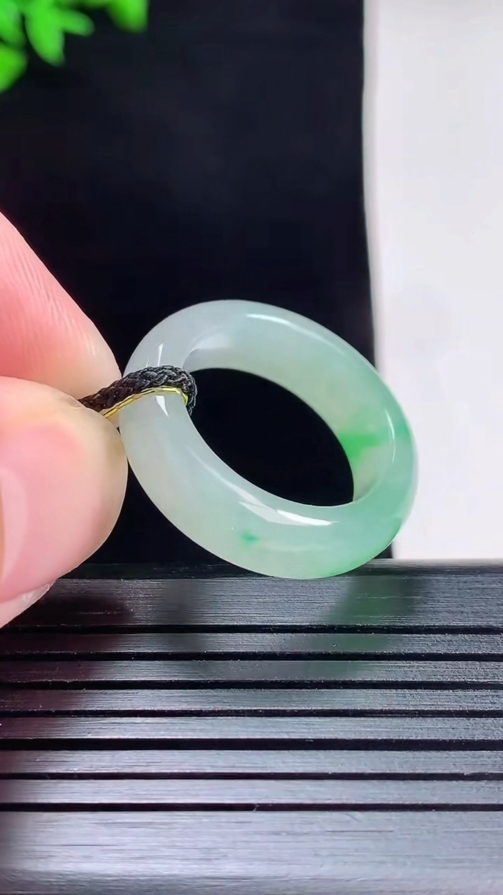 天然A货翡翠玉指环 戒指，尺寸17.8-6.5-4重量:5.10g2026年5月27日
工厂直销收藏佳品,种好水足，色泽均匀，有种有色，上手高大气！