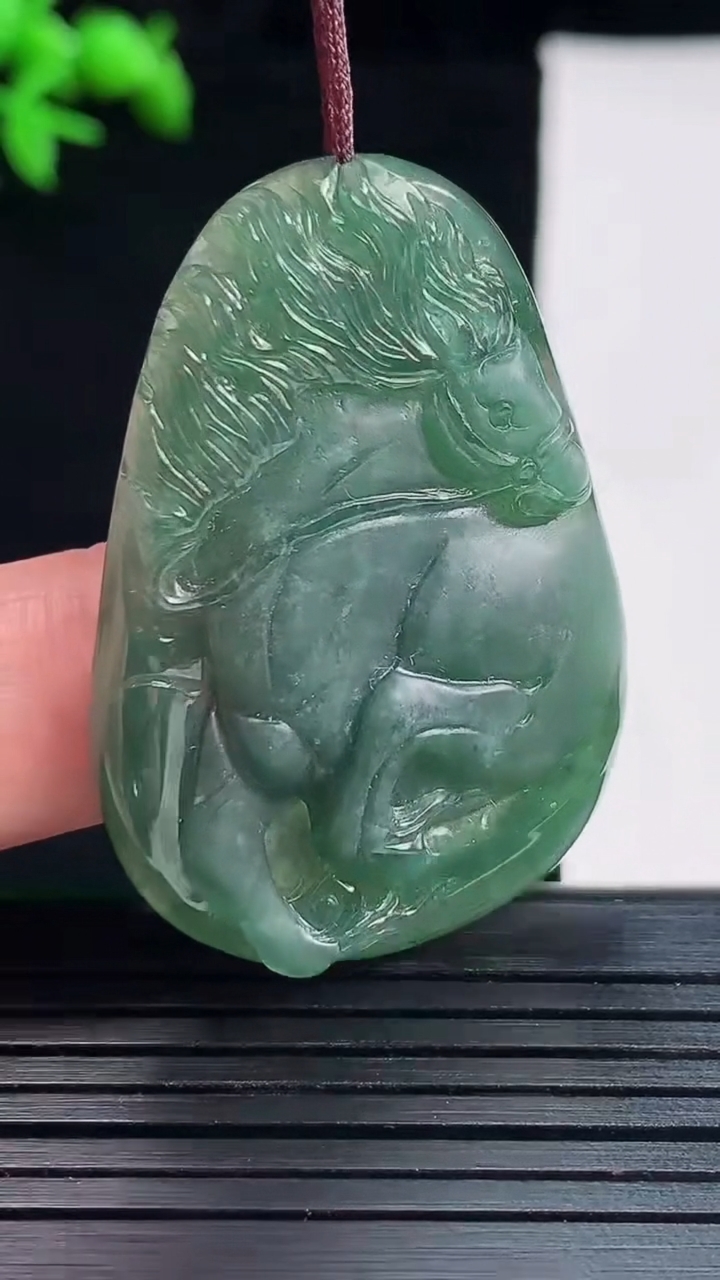 天然A货翡翠生肖马吊坠，尺寸42-29.6-5.5重量:12.39g
5月27日