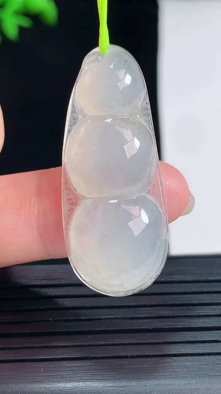 天然A货翡翠福豆吊坠，尺寸39-16-5.5重量:5.68g
5月27日
