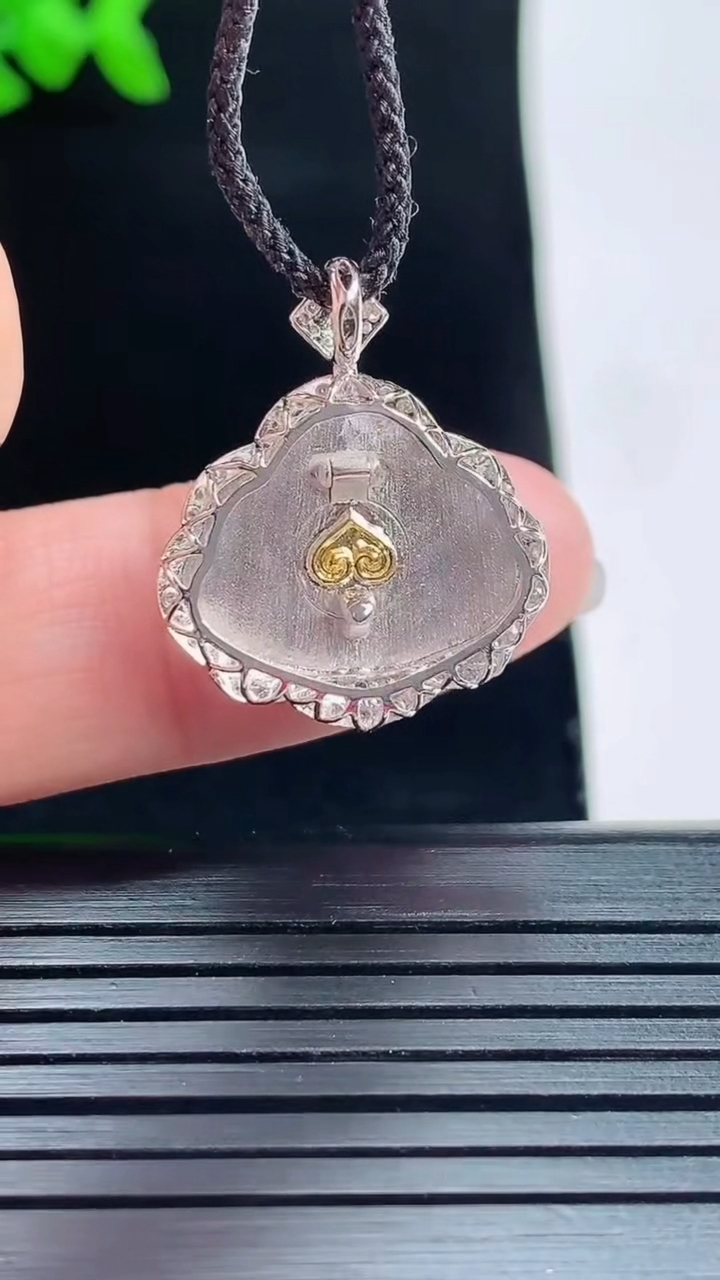 天然A货翡翠佛公吊坠，尺寸23-19-7，裸石13.2-17重量:2.60g
5月27日