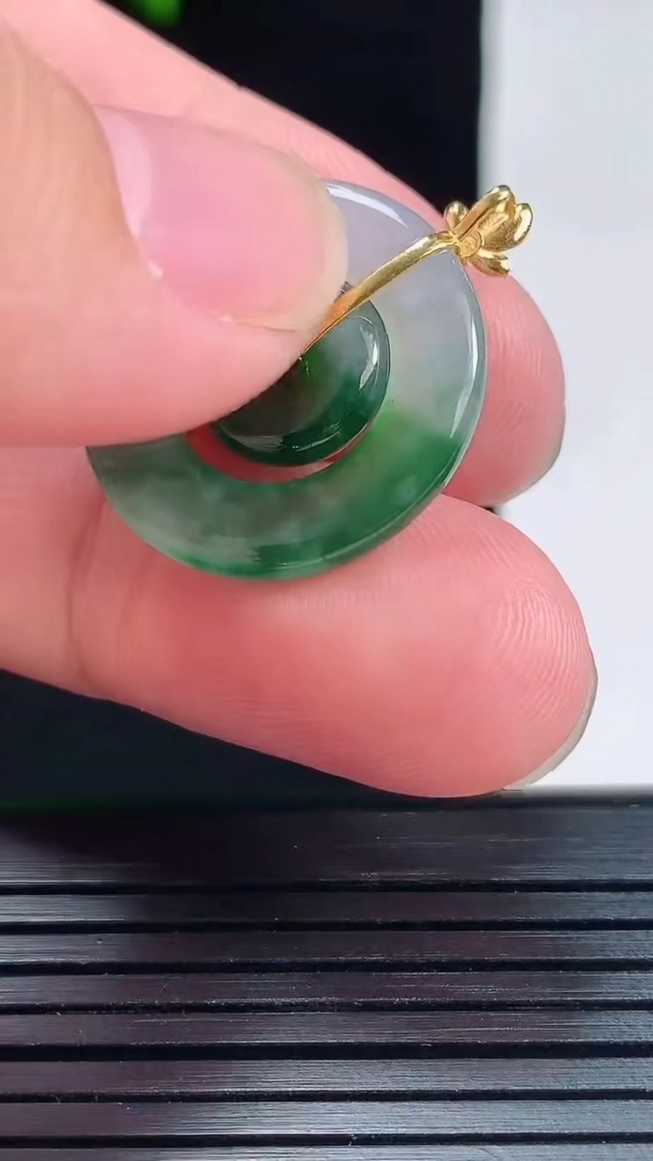 天然A货翡翠子母平安扣吊坠，尺寸26.5-21.6-3.3重量:3.24g
5月27日
