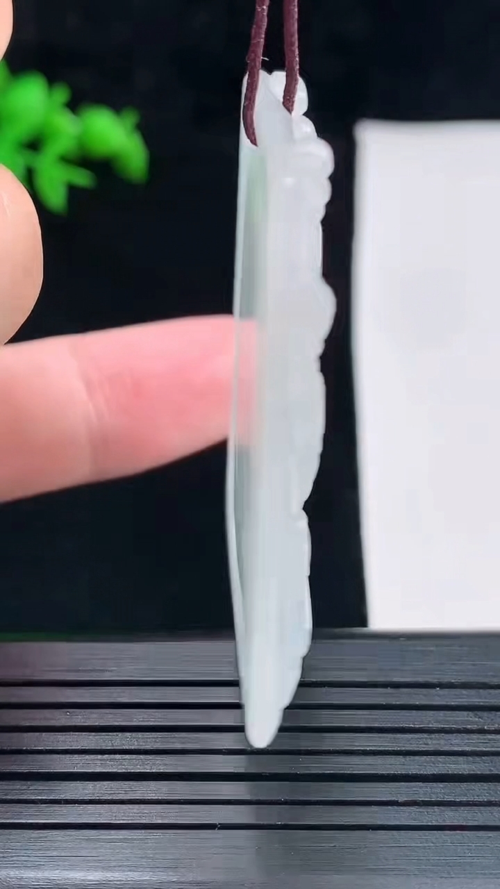 天然A货翡翠飘花千手观音菩萨吊坠，尺寸49.2-36-5.2重量:19.70g
5月27日