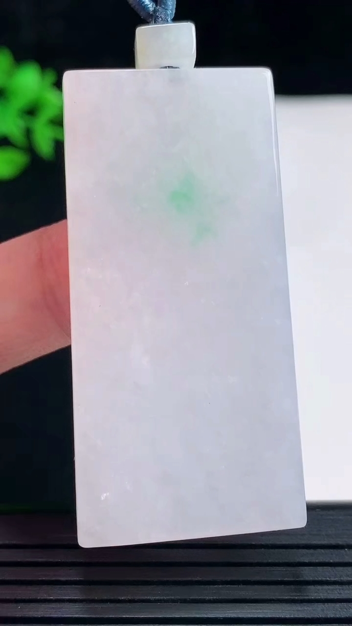 天然A货翡翠无事牌吊坠，尺寸52.6-26-5.6重量:25.15g
5月27日