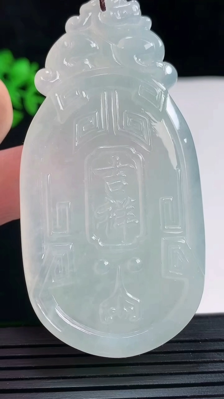 天然A货翡翠吉祥如意仿古无事牌吊坠，尺寸70.2-36-6.5重量:34.92g
5月27日