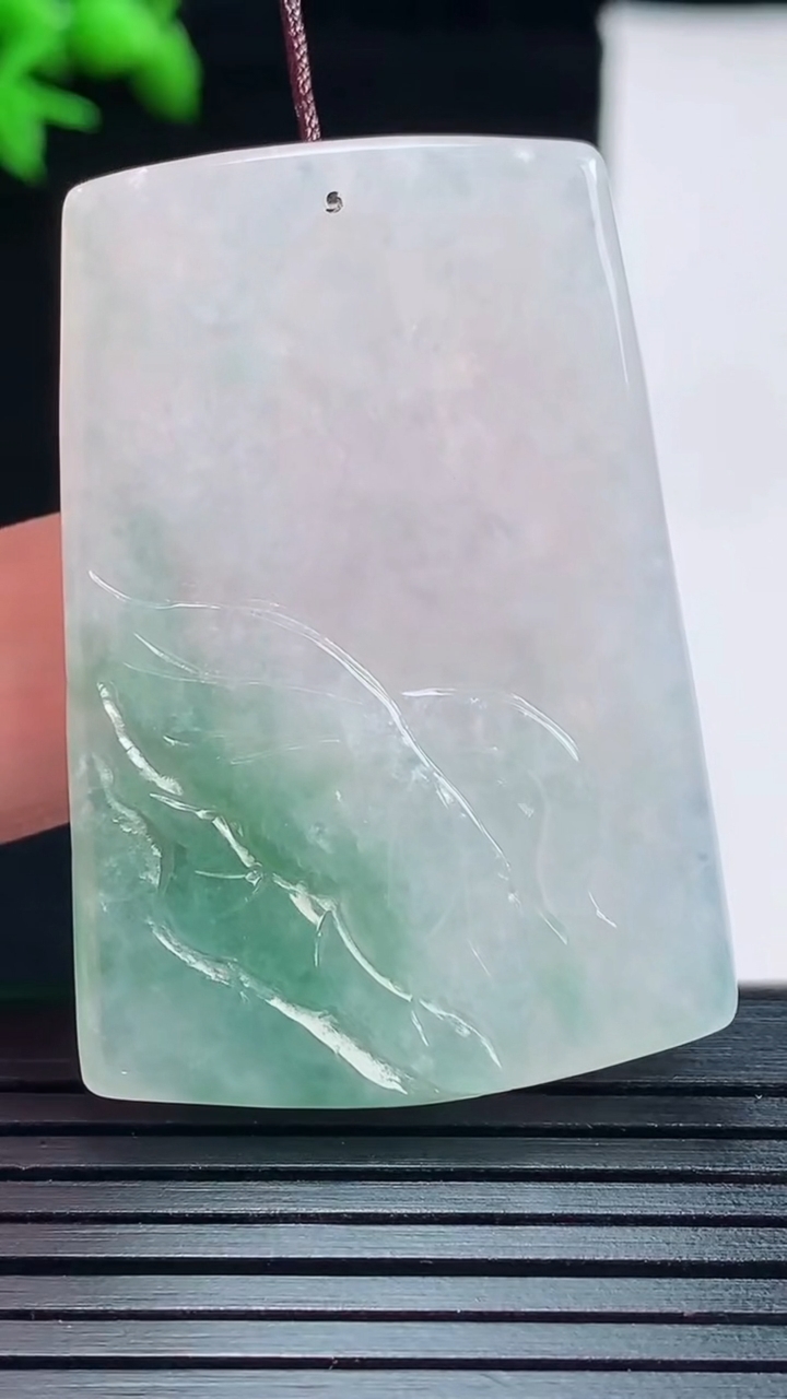 天然A货翡翠飘花千手观音菩萨吊坠，尺寸44-30-5.5重量:15.83g
5月27日