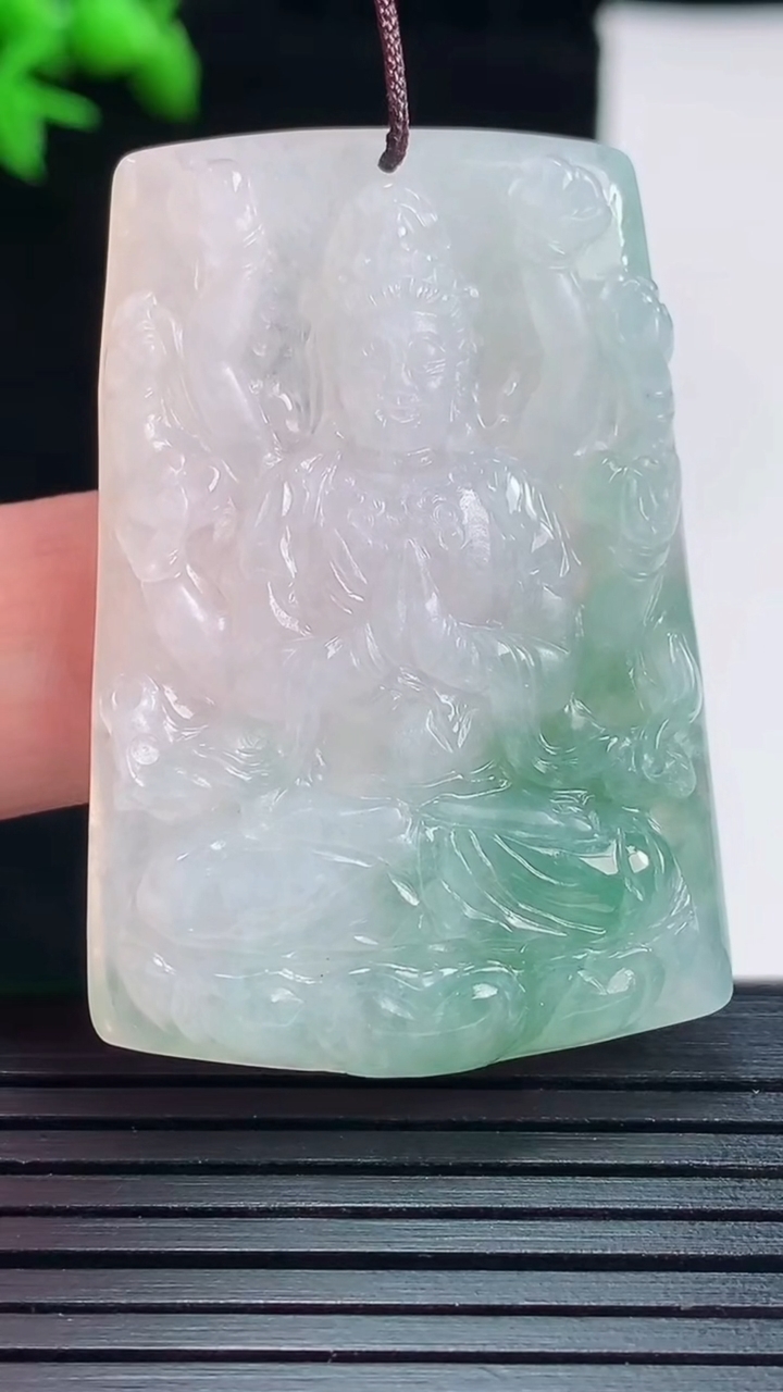 天然A货翡翠飘花千手观音菩萨吊坠，尺寸44-30-5.5重量:15.83g
5月27日