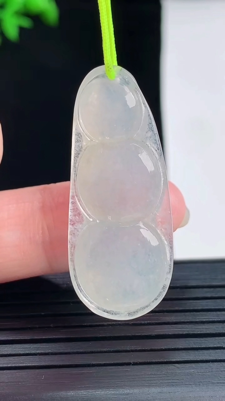 天然A货翡翠福豆吊坠，尺寸39-16-5.5重量:5.68g
5月27日