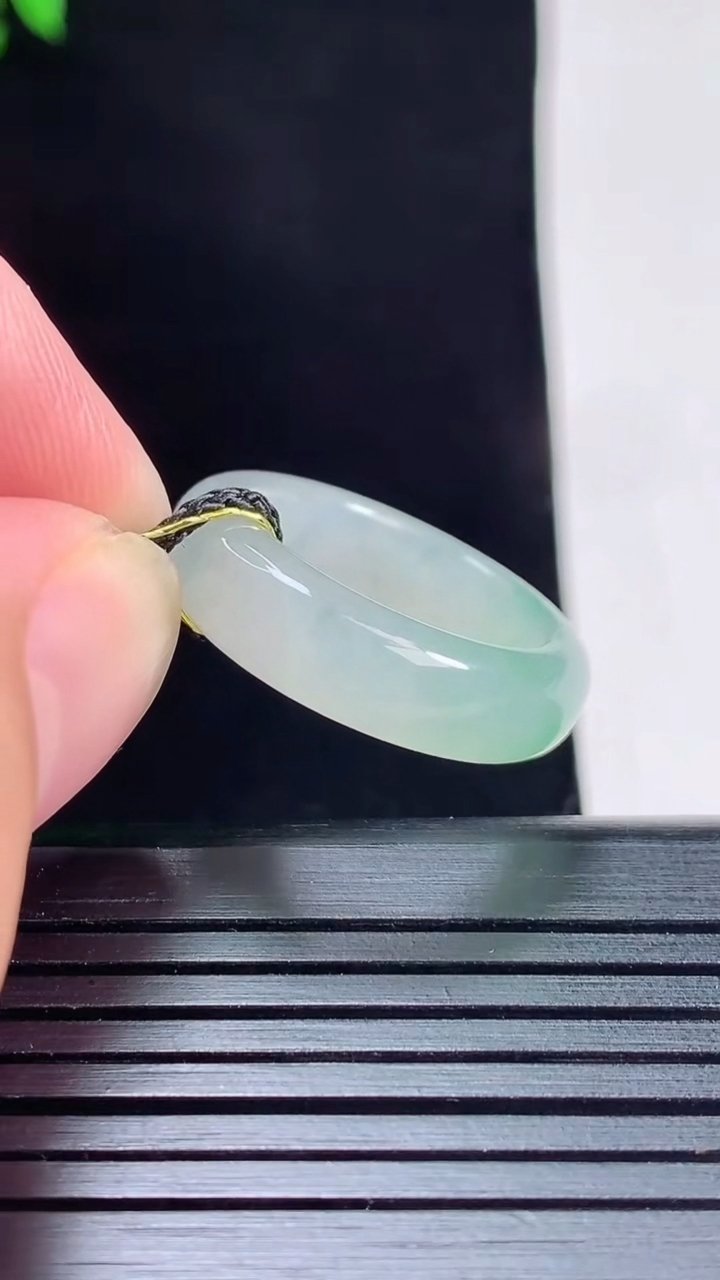 天然A货翡翠玉指环 戒指，尺寸16.5-6-3.6重量:4.14g2026年5月27日
工厂直销收藏佳品,种好水足，色泽均匀，有种有色，上手高大气！
