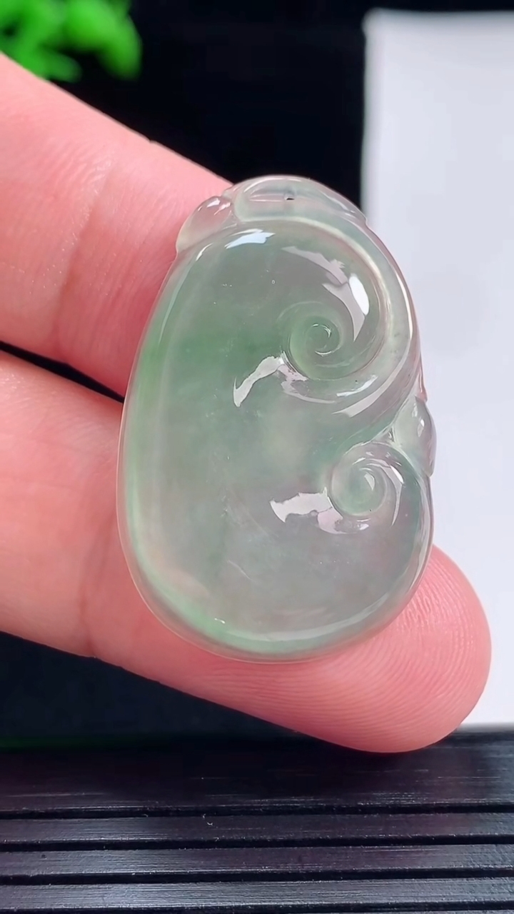 天然A货翡翠如意吊坠，尺寸33-21-4重量:5.48g
5月27日