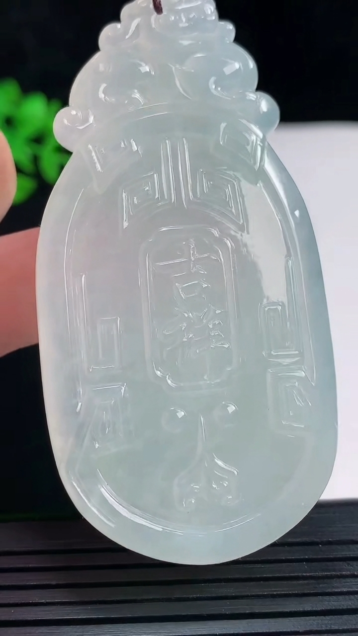 天然A货翡翠吉祥如意仿古无事牌吊坠，尺寸70.2-36-6.5重量:34.92g
5月27日
