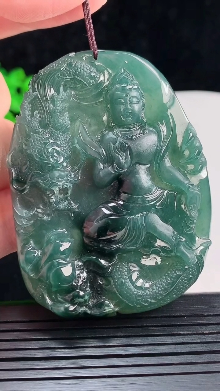 天然A货翡翠蓝水祥龙观音吊坠，尺寸63.5-47.2-7.5重量:40.04g
5月27日