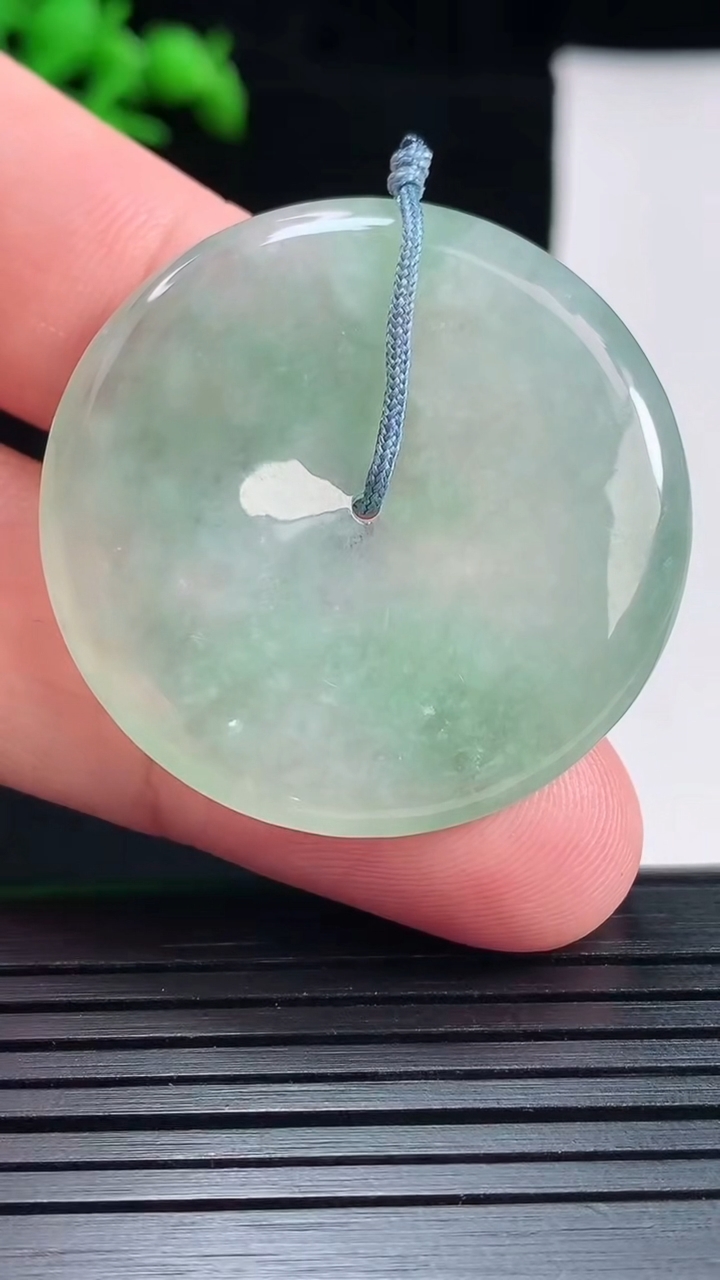 天然A货翡翠平安扣吊坠，尺寸36-5重量:14.66g
5月27日