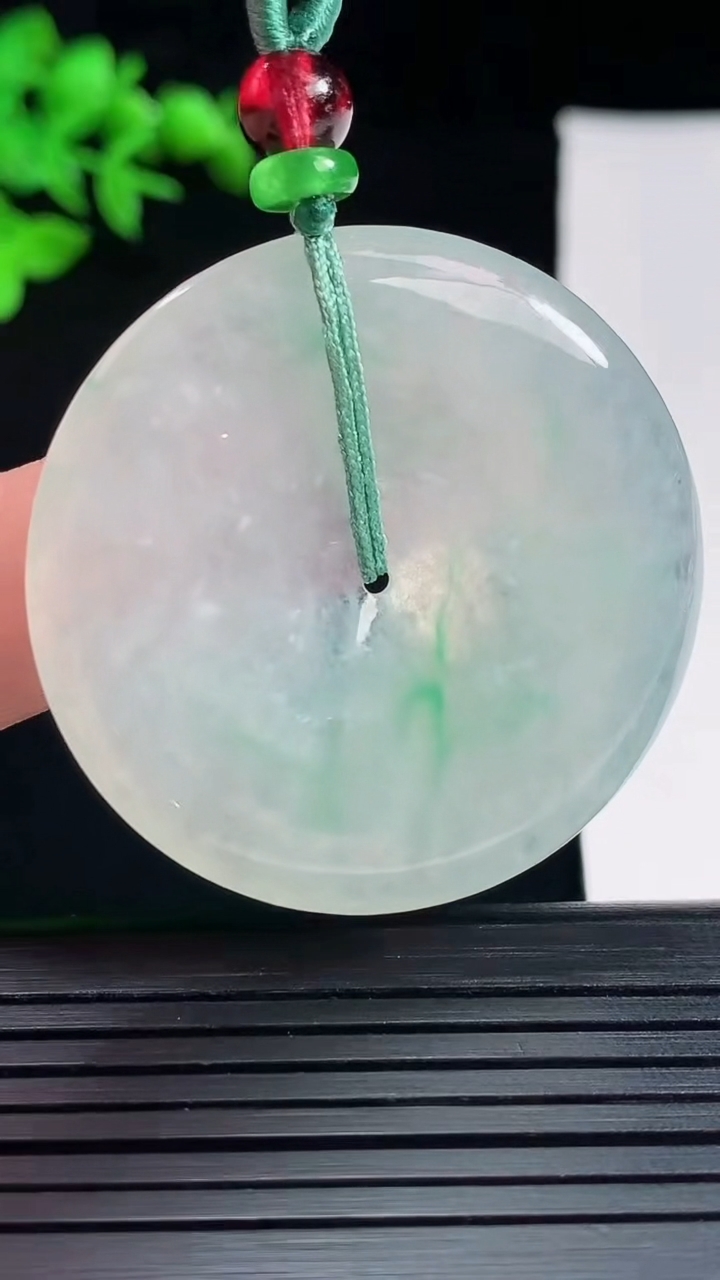 天然A货翡翠平安扣吊坠，尺寸40-5重量:18.24g
5月27日