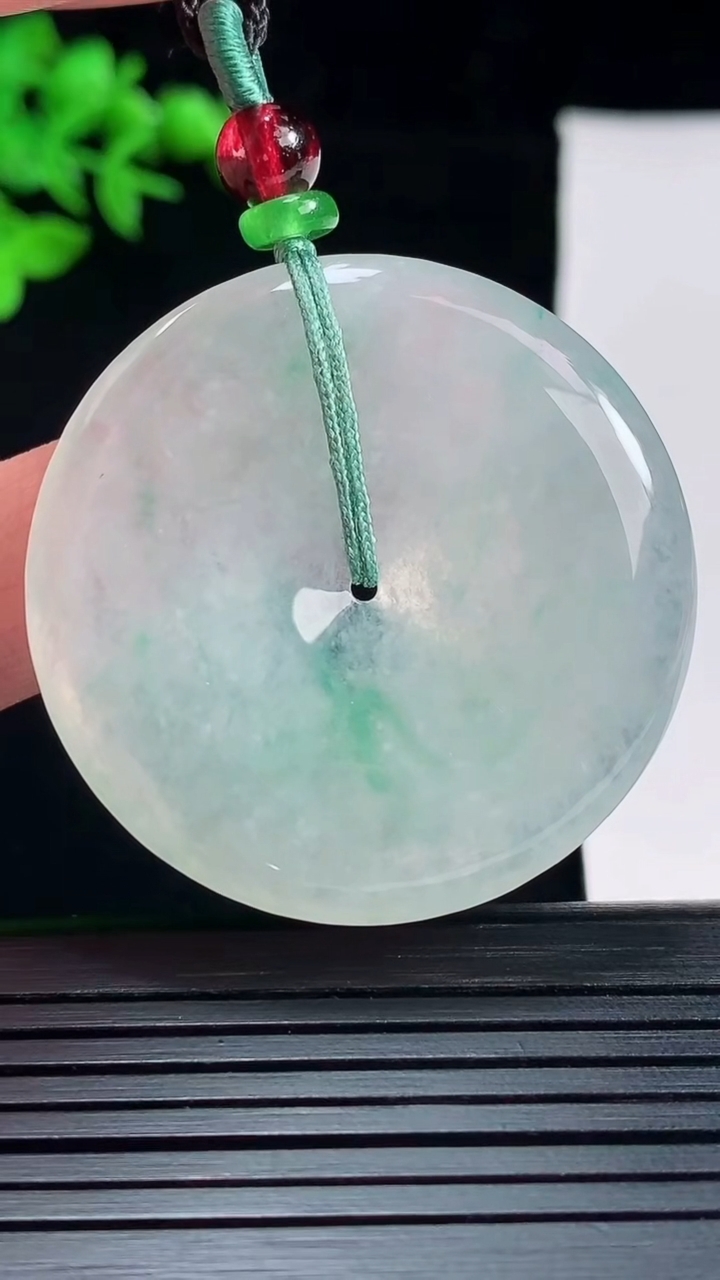天然A货翡翠平安扣吊坠，尺寸40-5重量:18.24g
5月27日