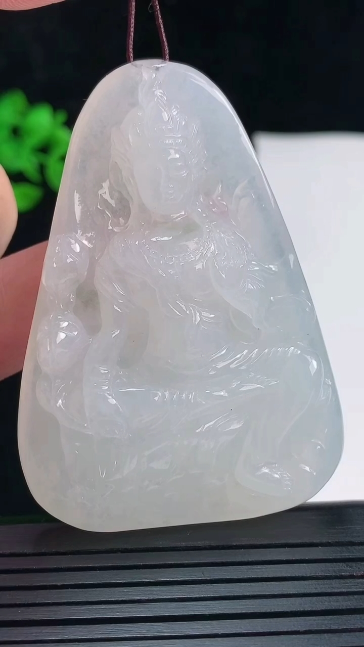 天然A货翡翠度母菩萨吊坠，尺寸61.5-43.5-9重量:44.70g
5月27日