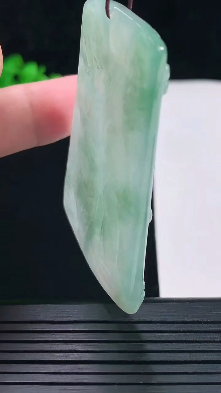 天然A货翡翠一念之间吊坠，尺寸62-44-5.2重量:30.32g
5月27日