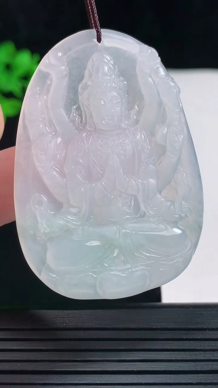 天然A货翡翠千手观音菩萨吊坠，尺寸53-39-4重量:16.54g
5月27日