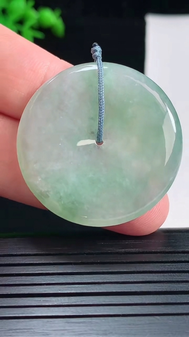 天然A货翡翠平安扣吊坠，尺寸36-5重量:14.66g
5月27日