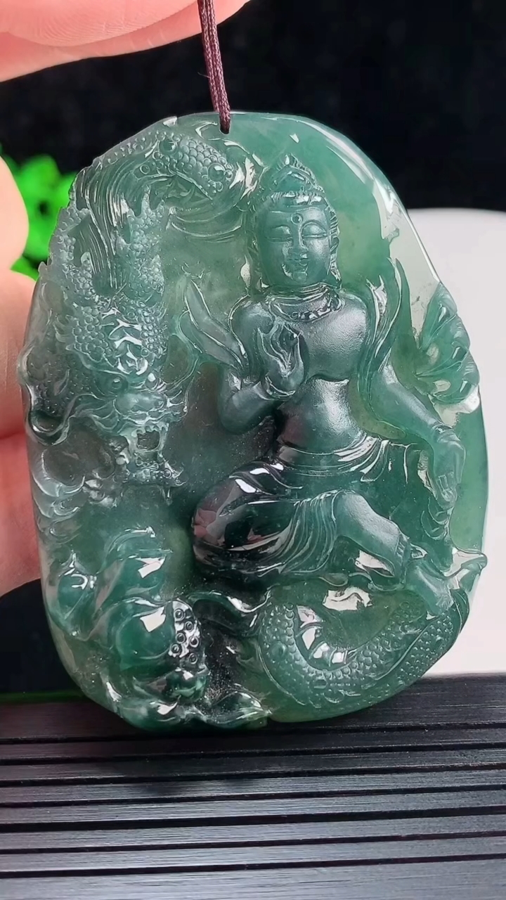 天然A货翡翠蓝水祥龙观音吊坠，尺寸63.5-47.2-7.5重量:40.04g
5月27日