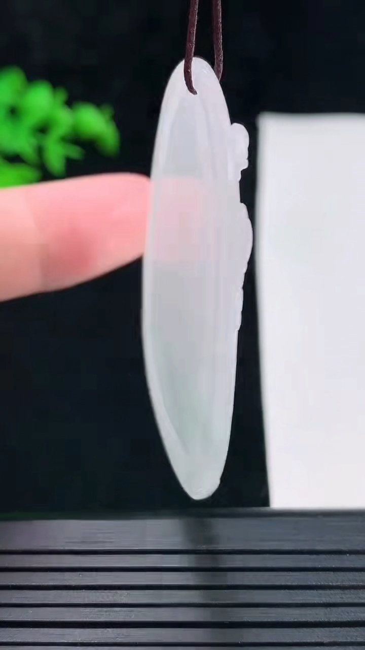 天然A货翡翠千手观音菩萨吊坠，尺寸53-39-4重量:16.54g
5月27日