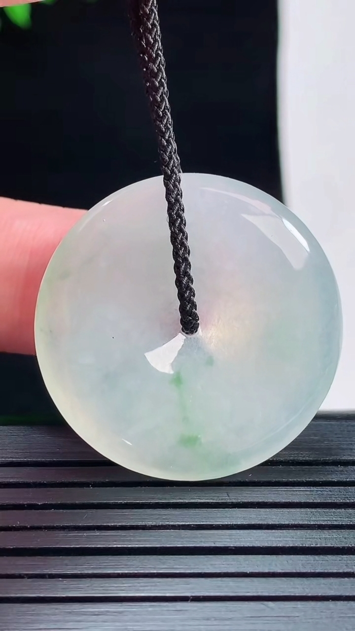 天然A货翡翠冰种飘花平安扣吊坠，尺寸30-4.5重量:8.66g
5月27日