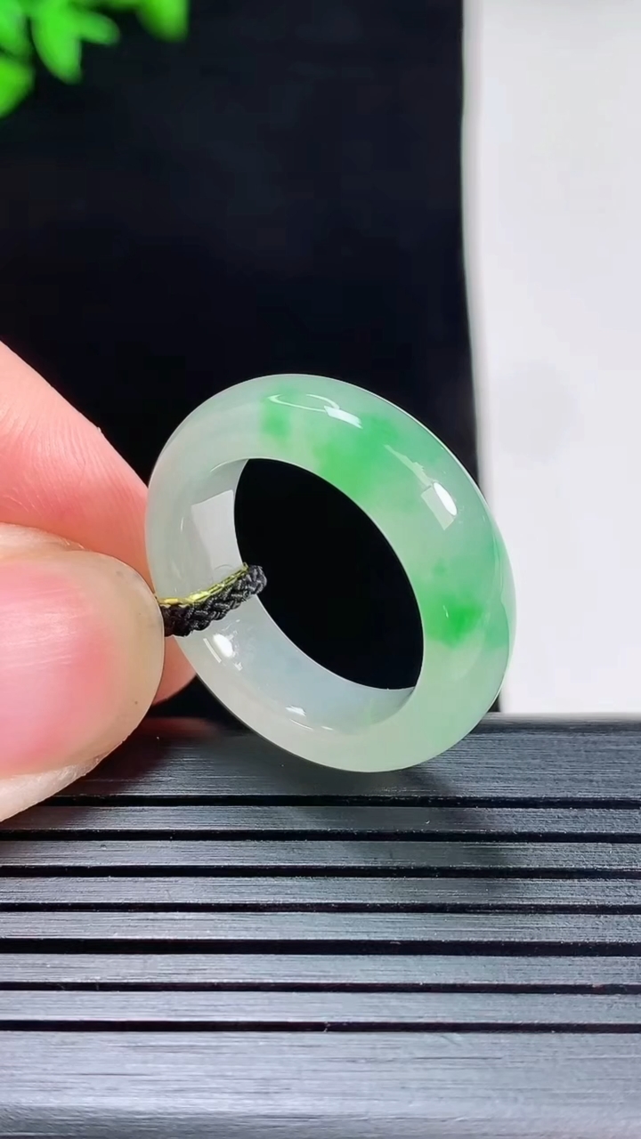 天然A货翡翠玉指环 戒指，尺寸17.8-6.5-4重量:5.10g2026年5月27日
工厂直销收藏