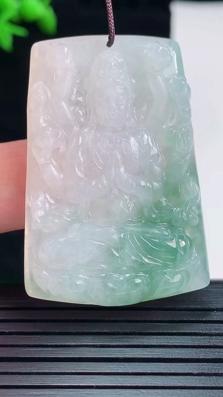 天然A货翡翠飘花千手观音菩萨吊坠，尺寸44-30-5.5重量:15.83g
5月27日