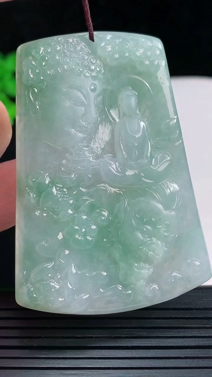天然A货翡翠一念之间吊坠，尺寸62-44-5.2重量:30.32g
5月27日