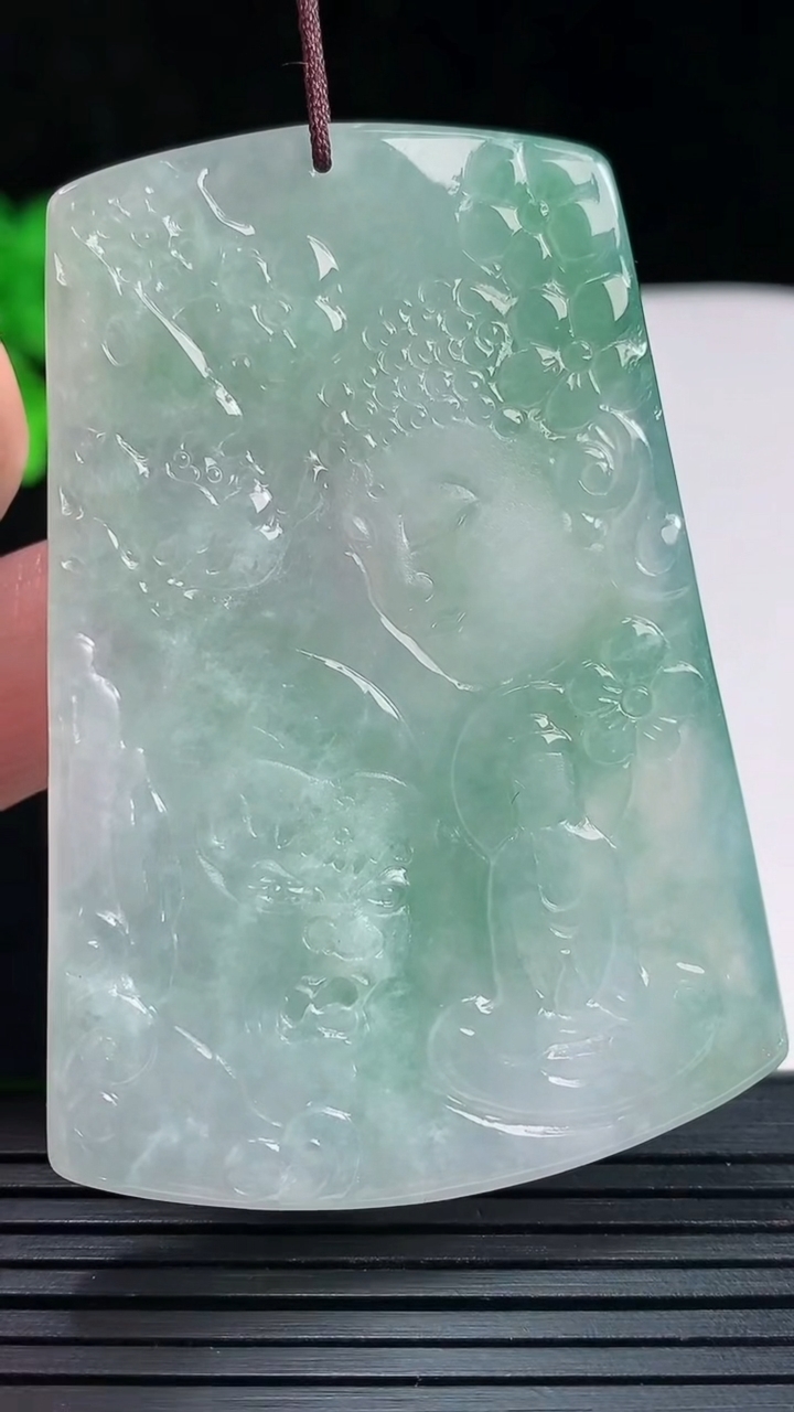 天然A货翡翠一念之间吊坠，尺寸62-44-5.2重量:30.32g
5月27日